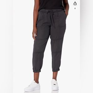 Daily Ritual Jogger. NWT